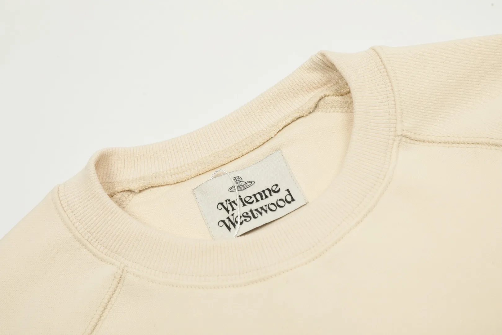 VIVI70# "Exclusive hot style" vivienne west wood West Queen Vivienne Saturn classic winning round neck sweatshirt 2024 top hot style No need to say more, directly open the details YB mold opening Correct overlock neckline details ⚠️The authentic product is the overlock threaded collar without a collar strip. Our family only makes the right version. We are careful to make sure that the first release of the Queen Mother on the whole network is correct. The full range of correct accessories and every detail is completely restored. Straight up to full Size: XS-L
